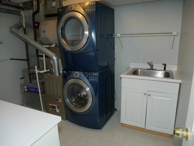 Building Photo - 4 Bedroom 3.5 Bath Corner Unit Townhouse o...