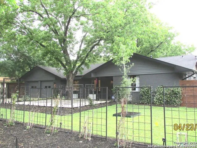 Primary Photo - 207 E Castle Ln