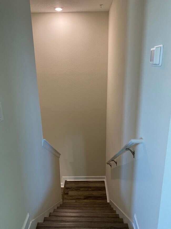 Building Photo - STOREY PARK - 3BR/2.5BA TOWNHOME WITH 2 CAR GARAGE