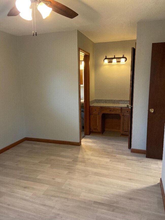 Building Photo - 1506 Canterbury St