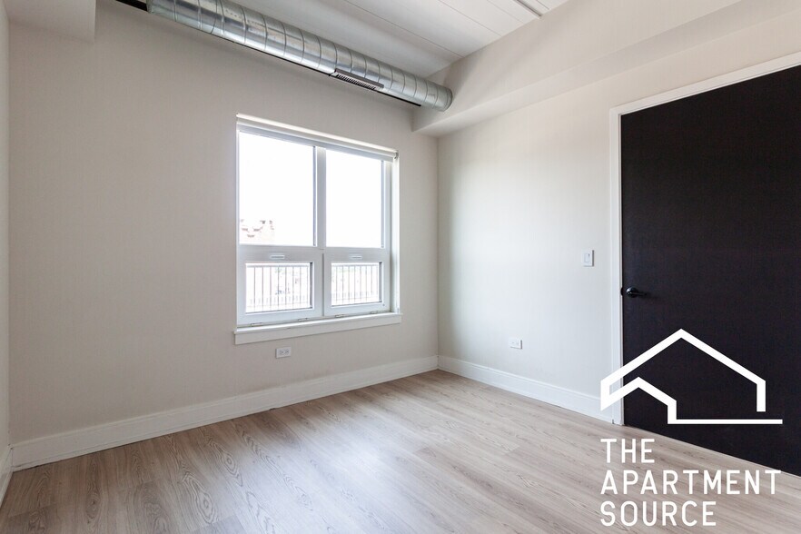 Building Photo - 914 W Belmont Ave