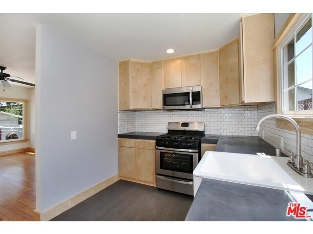 Oven Microwave - 1876 Ripple St