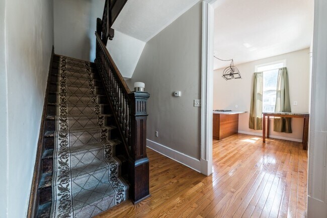 Building Photo - AVAILABLE AUGUST 2026 - Unique 3 Bedroom + den w/ Central AC in the South Side Slopes!