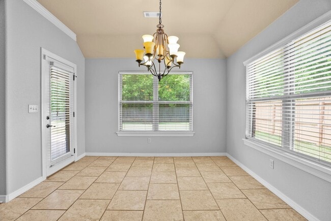 Building Photo - Spacious 3 Bedroom 2 Bath home in Great Location!
