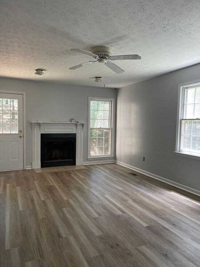 Building Photo - Westwood Hills! 3 BR 2 1/2 Bath home off M...
