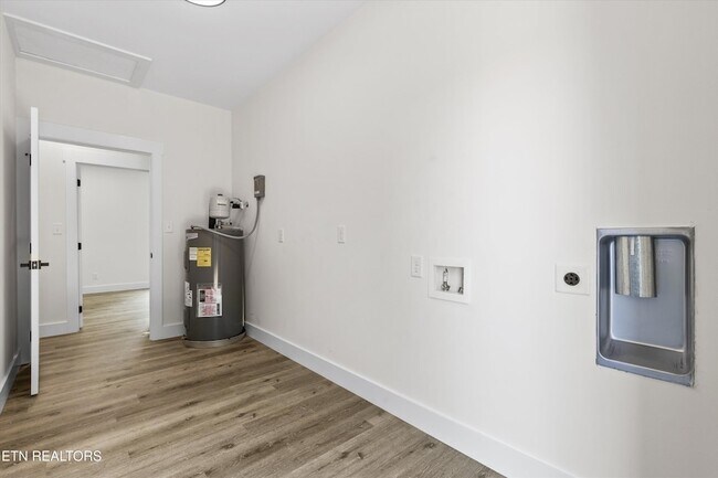 Building Photo - 3900 Lilac Ave