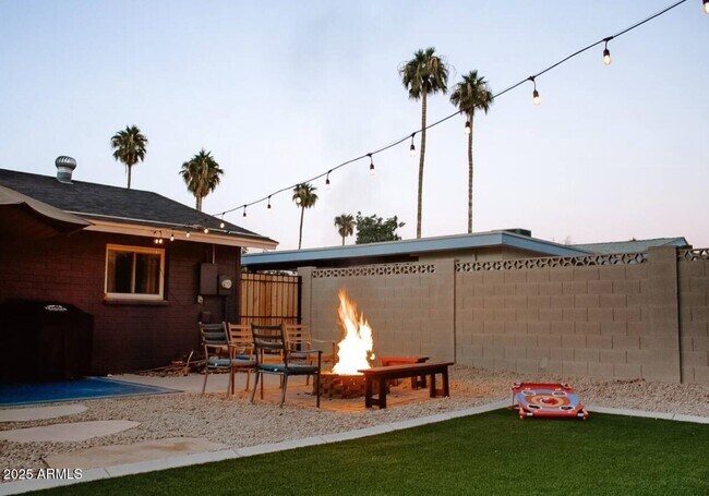 Building Photo - 1261 W La Jolla Dr