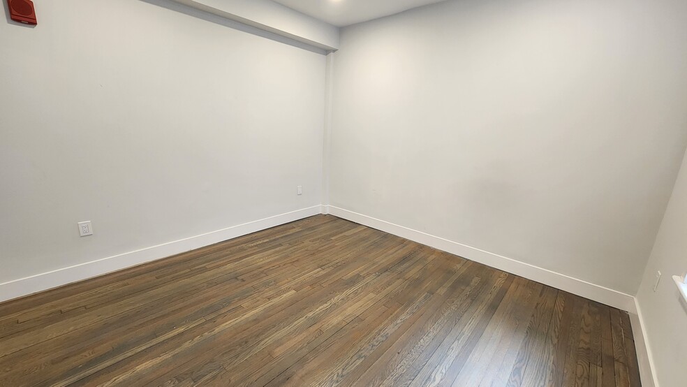 Building Photo - 52 Queensberry St