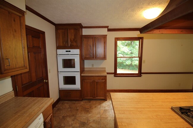 Building Photo - 2153 Southwood Rd