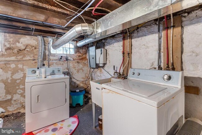 Building Photo - 139 Davis St