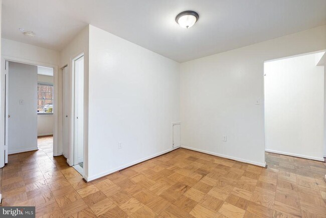 Building Photo - 876 College Pkwy