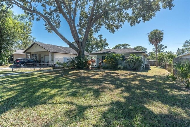 Building Photo - 618 Glenoak St N