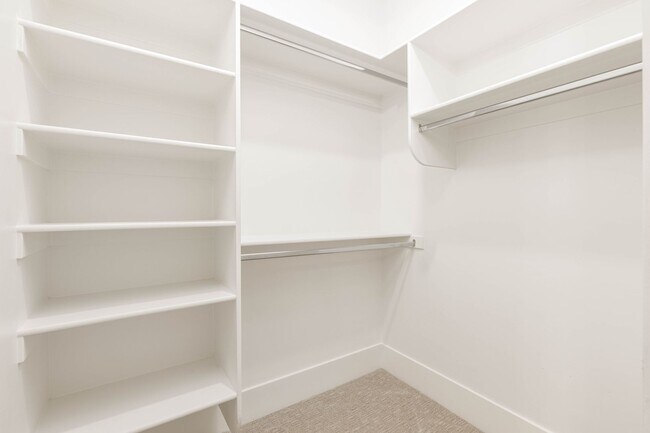 Building Photo - 6 bedroom with RV Garage and Hot Tub