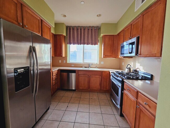 Building Photo - Modern Spacious Townhome in San Pablo