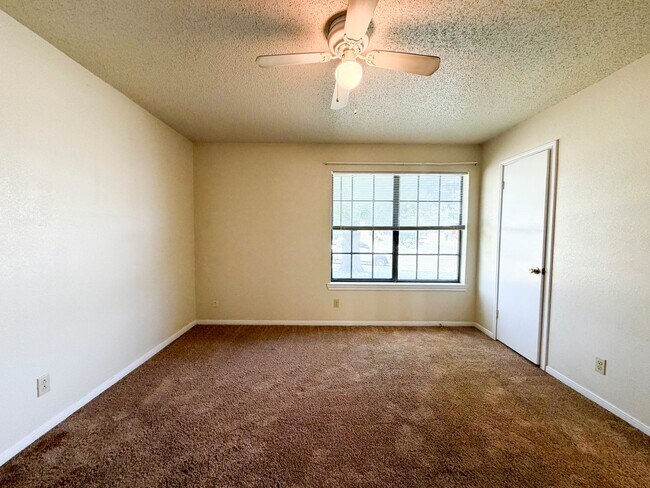 Building Photo - 2607 Bluebonnet Dr
