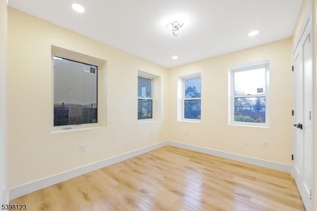 Building Photo - 169 New St