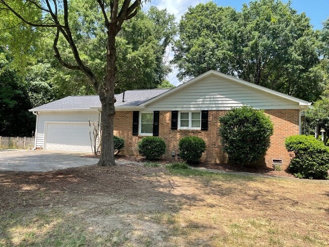 Building Photo - Beautiful Private Three Bedroom Home in So...