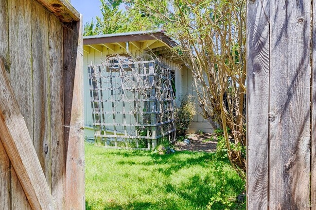 Building Photo - 20 Eucalyptus Rd