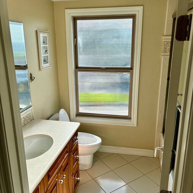 Building Photo - #110: WHITE HOUSE - UNOFFICIAL (JEFF GINSBURG ROOMMATES)