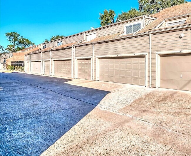 Building Photo - 6601 Sands Point Dr