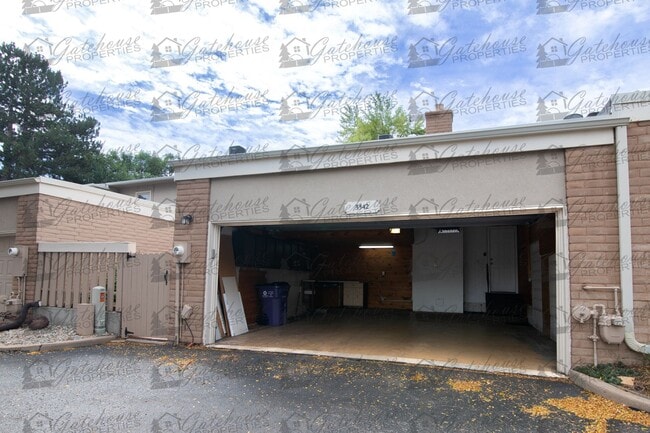 Building Photo - 3342 S Oneida Way