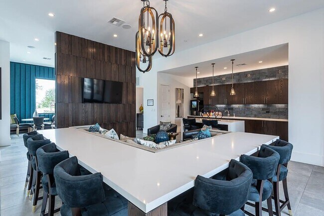 Building Photo - 6101 N Riverside Dr