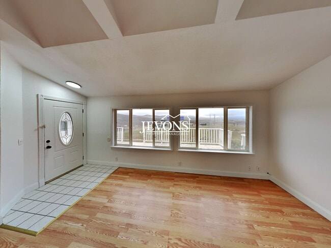 Building Photo - Comfortable Selah Residence with Open Living Space and Easy Commuter Access