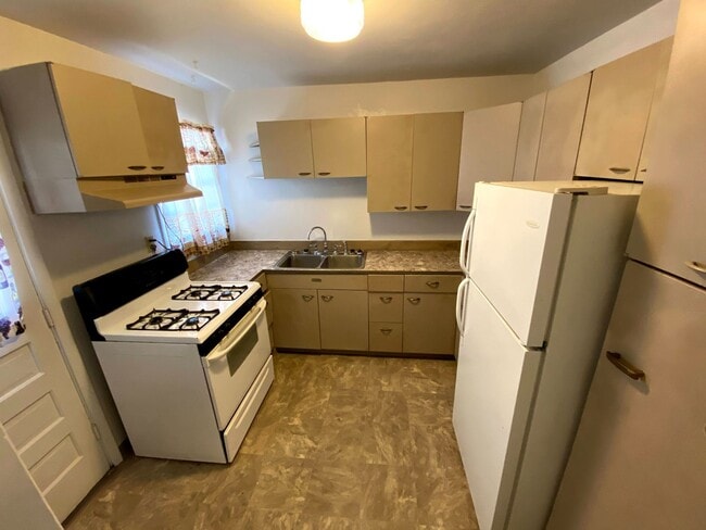 Building Photo - 4 Bedroom 1.5 Bath House with Washer and D...