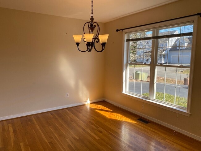 Building Photo - Great location In Mechanicsville! Three bedrooms plus bonus room/fourth bedroom, 2.5 baths and ga...