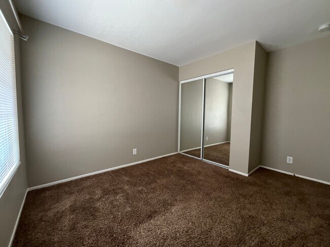 Building Photo - Single story Rosamond Home