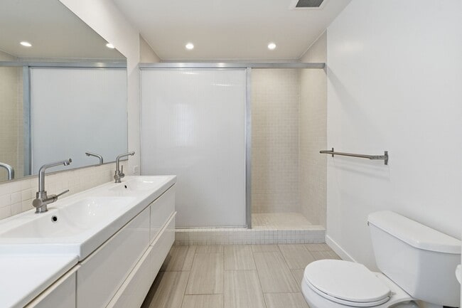 Building Photo - Amazing Del Rey House Available