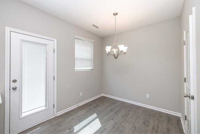 Building Photo - 3BD/2.5BTH townhome located in the Villages at Mallard Creek