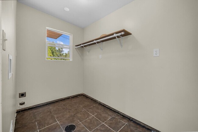 Building Photo - Cottonwood Heights