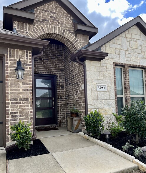 Building Photo - 3057 Maverick Dr