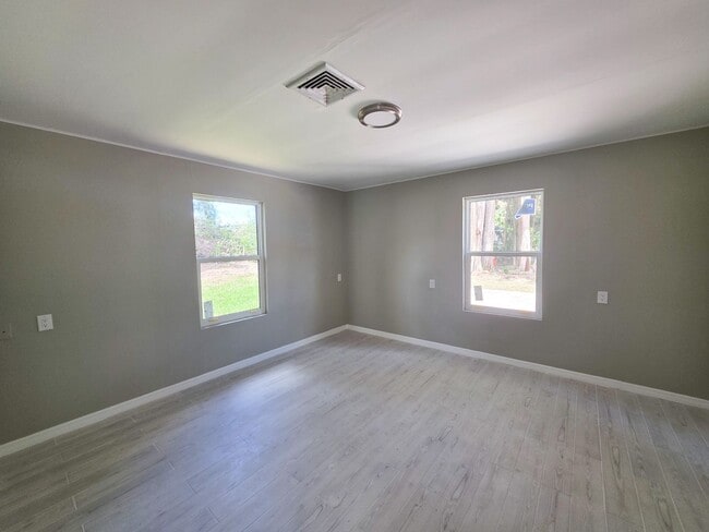 Building Photo - 100% Remodeled 2 bedroom 1.5 bath ANNUAL RENTAL