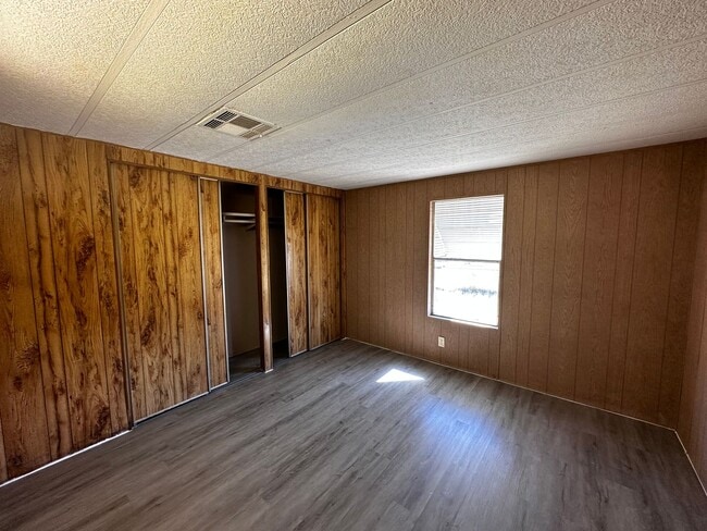 Building Photo - 2 Bedroom 1 Bathroom Home