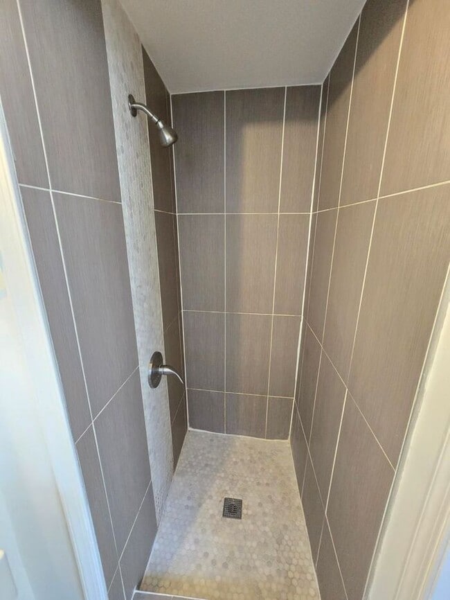 Building Photo - 4 Bedrooms 3 Bathrooms