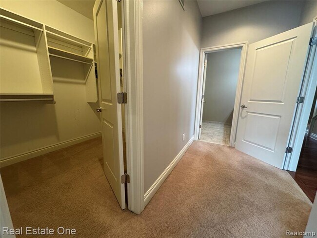 Building Photo - 1030 Oakwood Dr