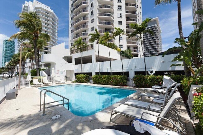Building Photo - 5880 Collins Ave