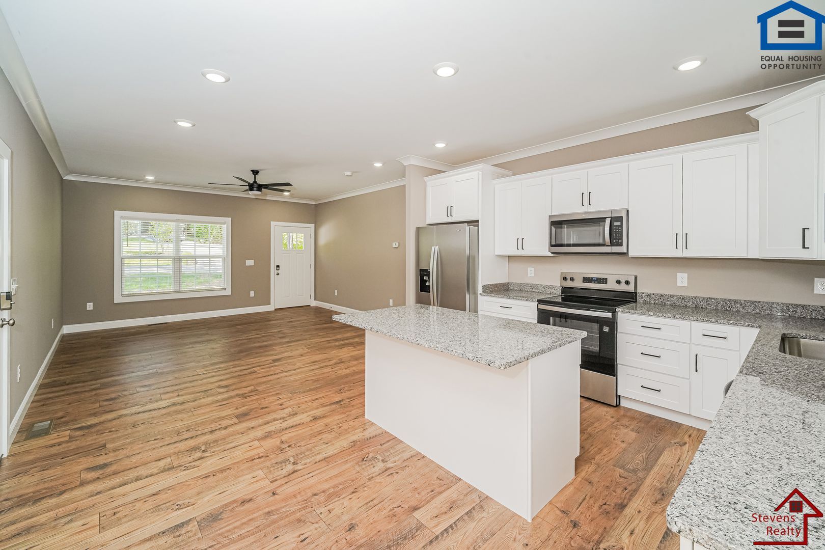 Building Photo - 165 Lakeshire Dr