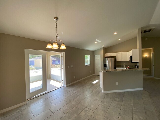 Building Photo - Desirable SE Ocala Neighborhood 3/2/2 *WON'T LAST*