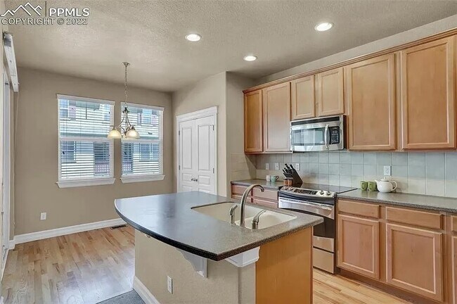 Building Photo - Beautiful 2 bedroom townhouse near Pine Creek!