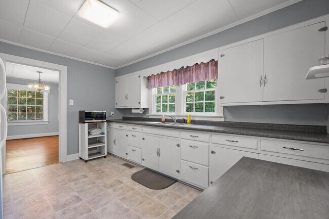 Building Photo - 822 Cardinal Pl SW