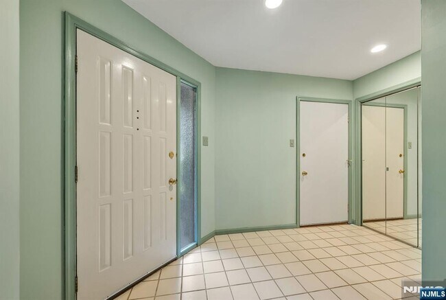 Building Photo - 43 Forsgate Ct