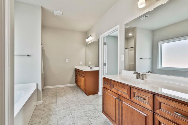 Building Photo - Spacious 5BR Home in Senoia — Golf Cart to Downtown