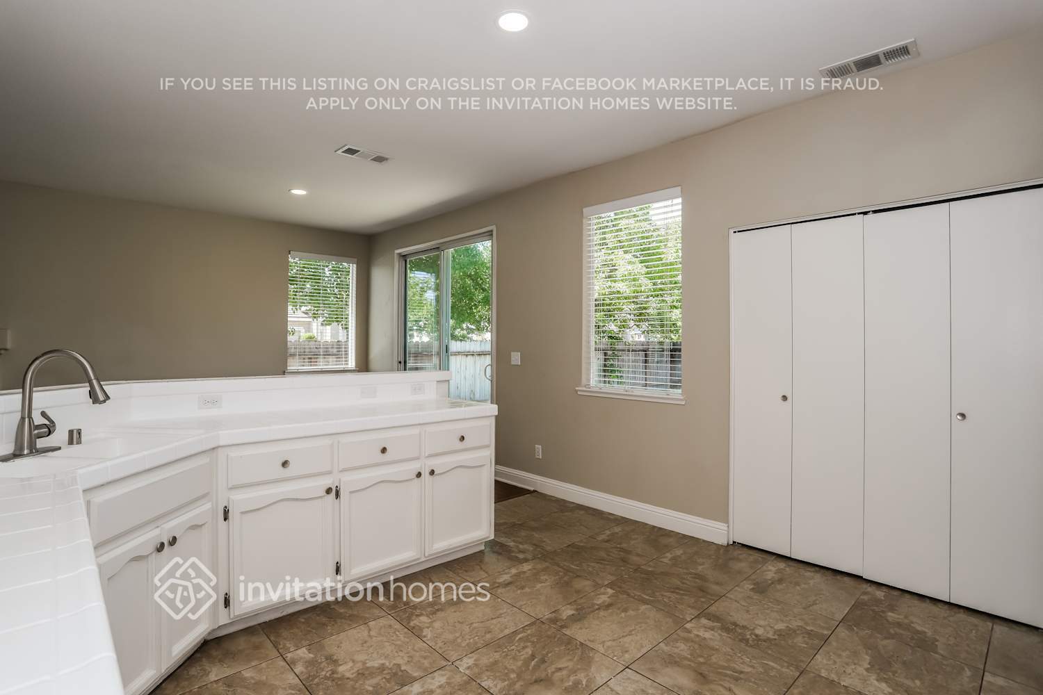 Building Photo - 9396 Lakepoint Dr