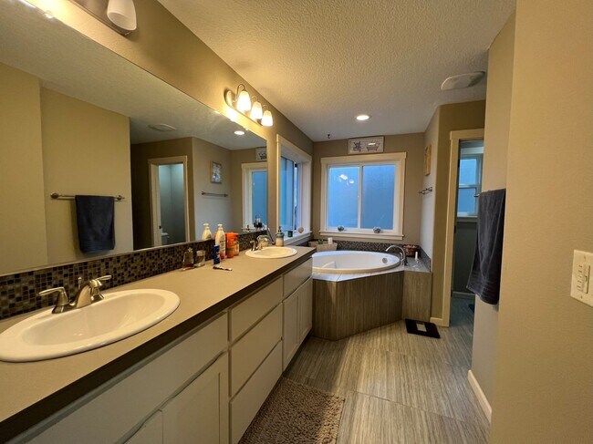 Building Photo - Beautiful Gresham 4 Bed, 2.5 Bath Home!