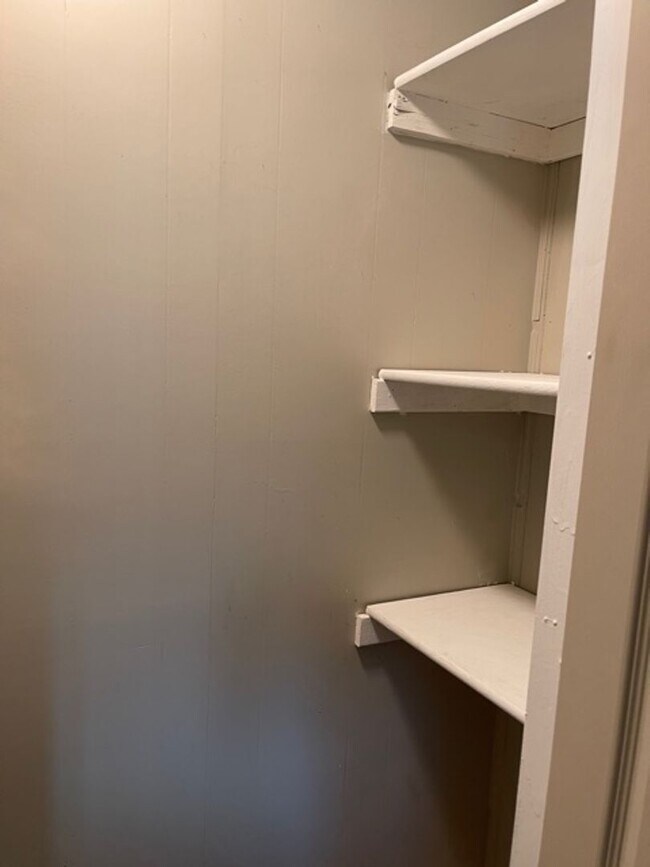 Building Photo - 2 Bedroom In Bridgeport on .36 of an acre- Contact Property Pros Property Management