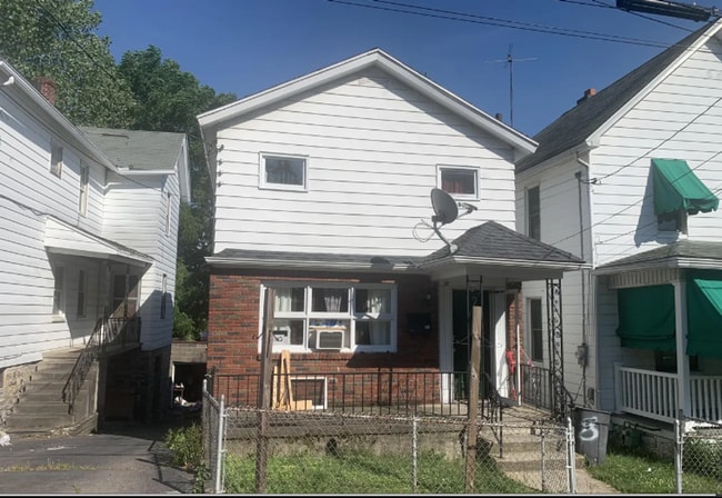 Primary Photo - Large 2 Bed/1 Bath Single Family Home - $1...