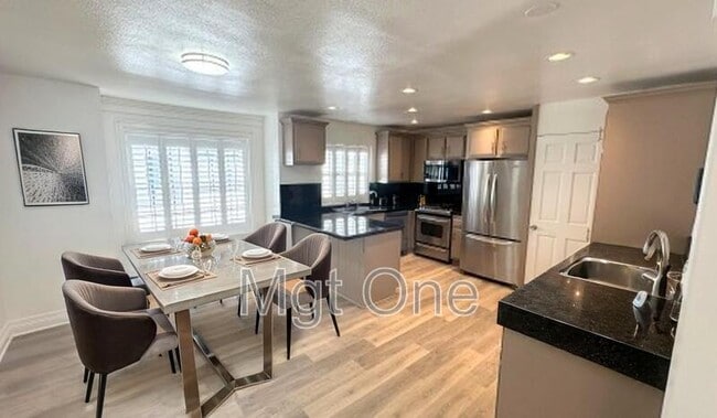 Building Photo - 819 W 15th St